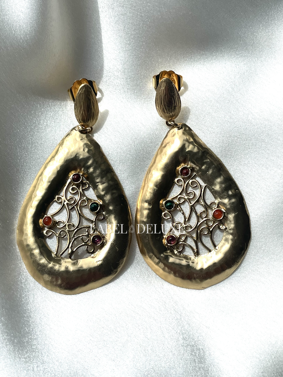 Gas Bijoux Venisia boucles d'oreilles goudkleurige statement oorbellen met fantasie design en kleurrijke edelsteentjes.