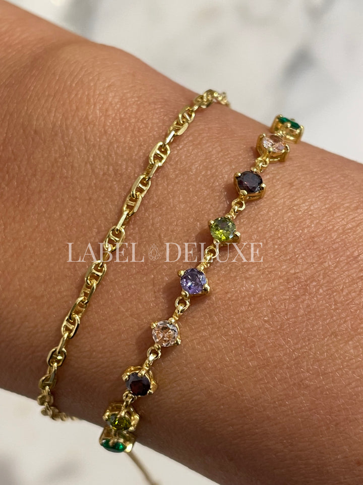 Fijne gouden armband met gekleurde zirkonia steentjes ( paars, groen, champagne ) om de pols - Label Deluxe