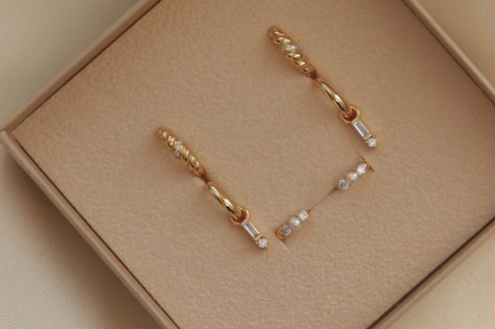 Karma Jewelry A147GP - Hinged Hoops EMMY Clear - Oorbellen Dames - 925 Sterling Zilver - 14K Gouden Plating - Goudkleurig - 19 MM