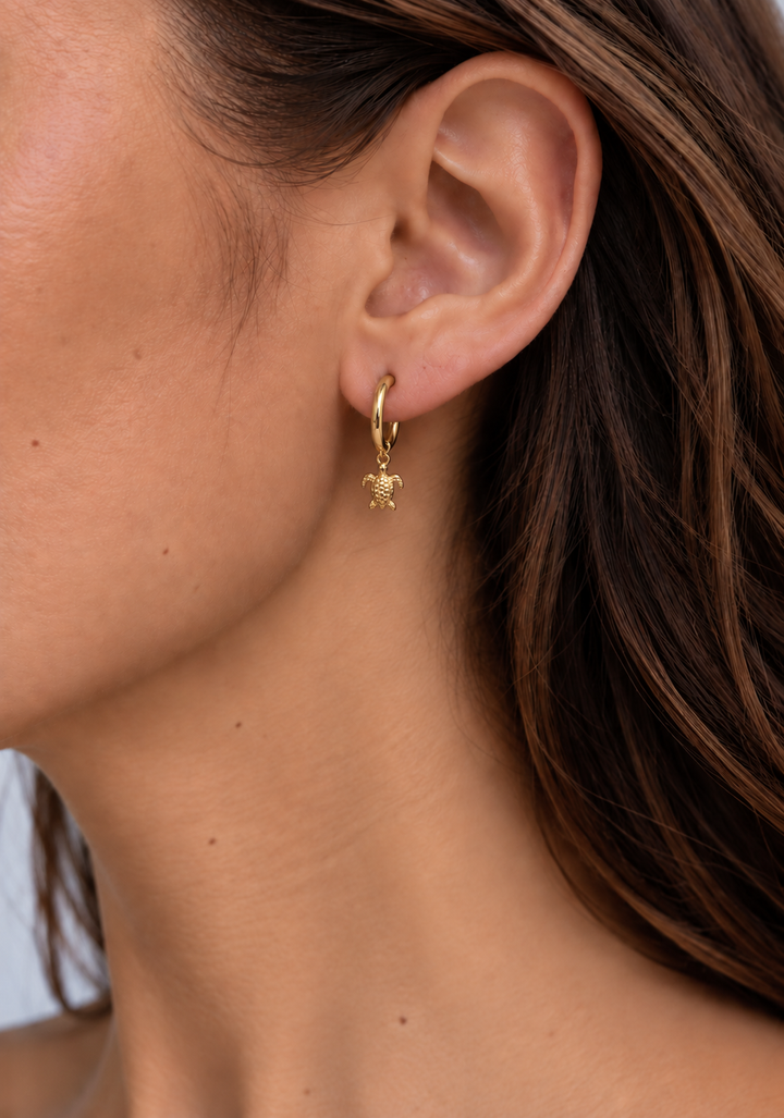 Karma Jewelry M1200GP - Turtle earrings - Oorbellen Dames - 925 Sterling Zilver - 14K Gouden Plating - Goud - 2 CM