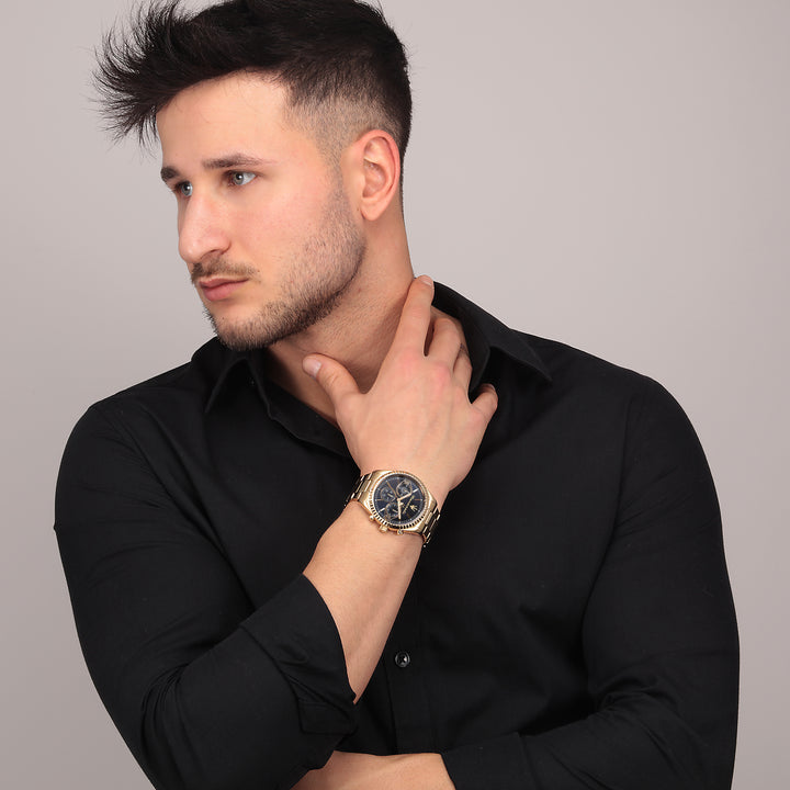 Maserati horloge polsfoto heren goud blauw stijlvol op model