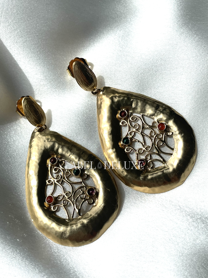 Gas Bijoux Venisia boucles d'oreilles goudkleurige statement oorbellen met edelstenen en fantasie design. 
