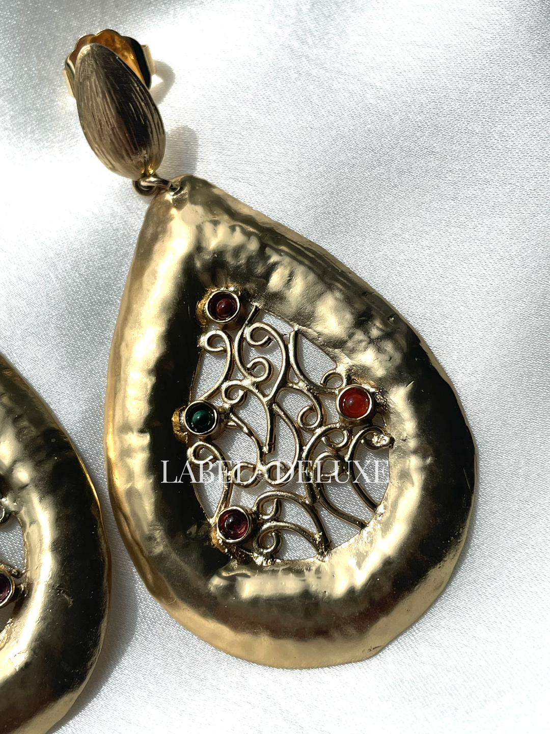 Gas Bijoux Venisia boucles d'oreilles met goudkleurige opengewerkt design en ingelegde steentjes.