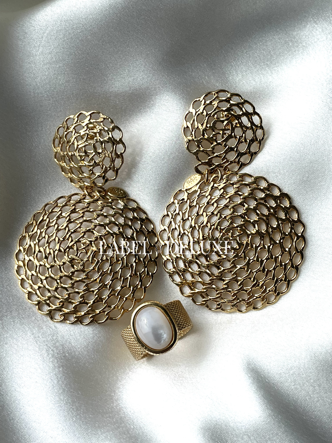 Gas Bijoux boucles d'oreilles Onde Gourmette goudkleurige schakel oorbellen met opengewerkt design en bijpassende ring.
