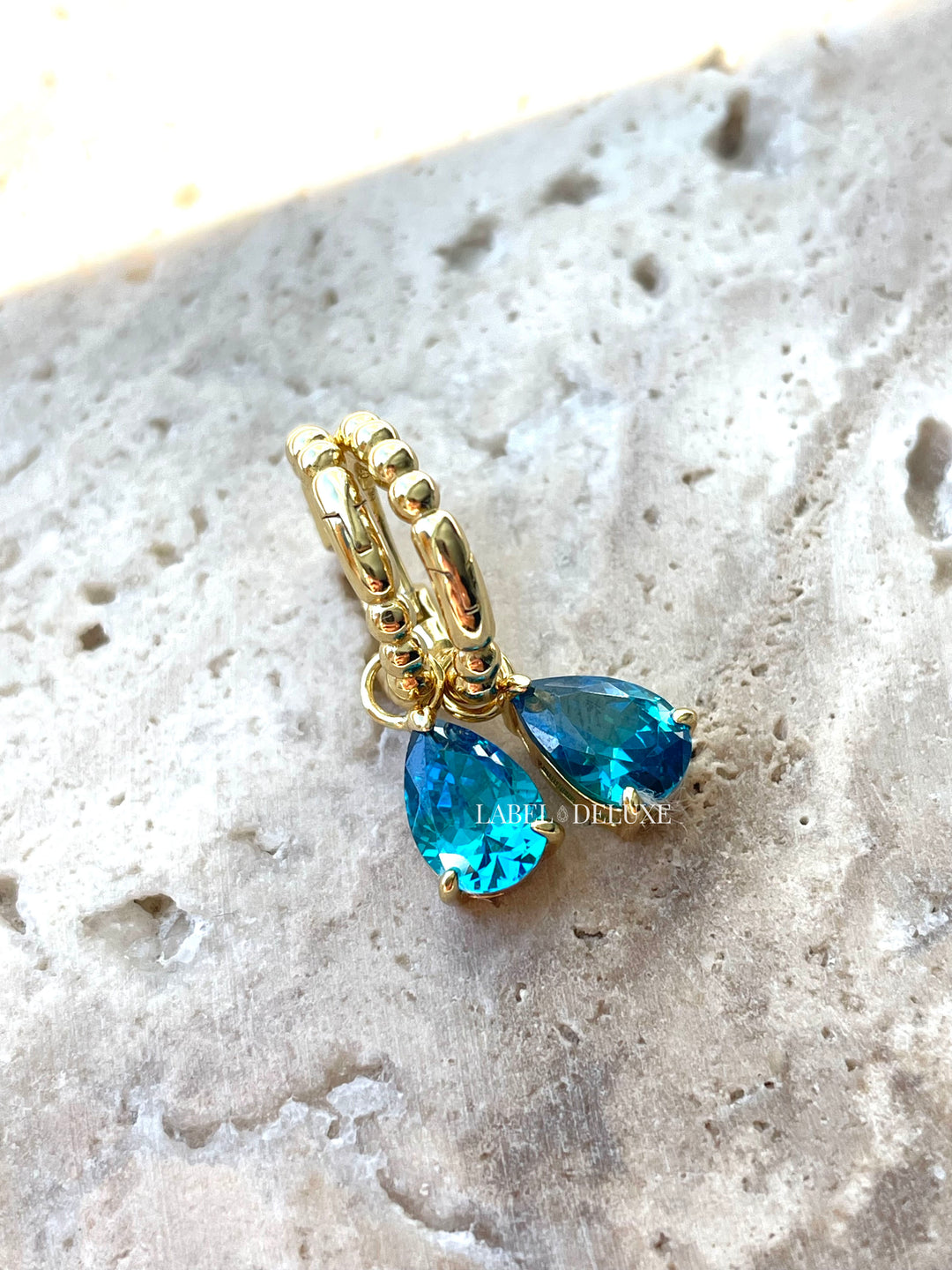 Karma Jewelry A106GP_LB - Hinged Hoops Zirconia Anna - Oorbellen Dames - 925 Sterling Zilver - 14K Gouden Plating - Helder Blauw - 26 MM