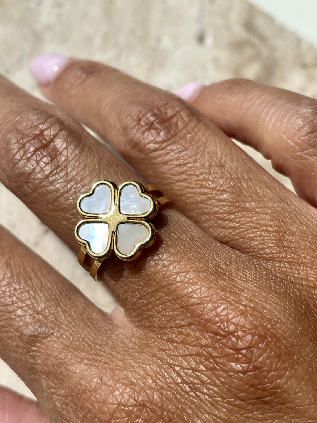 Label Deluxe Bijoux ring CH01G - Dames Ring - Clover Hearts Mother of Pearl - Goud - Verstelbaar